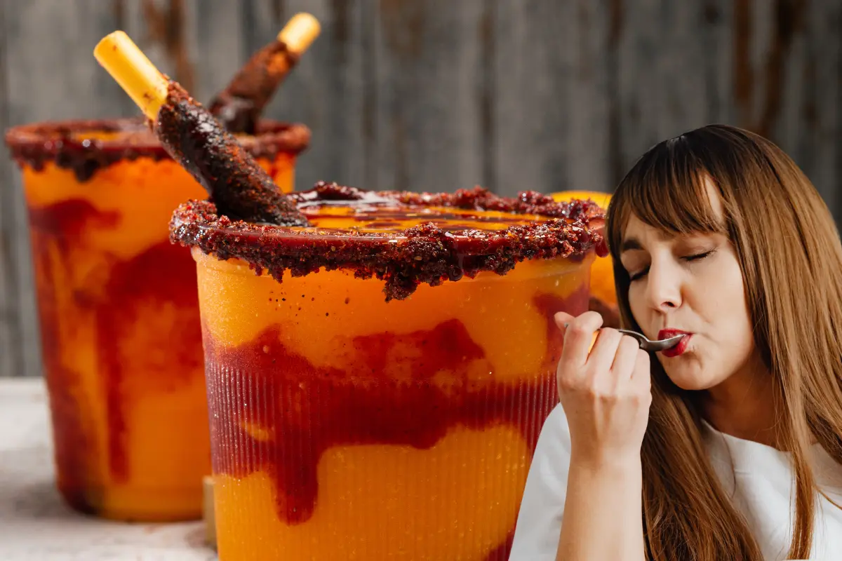 Para deleitarse con un rico mango preparado con chile piquín y salsas, ven al Festival del Mango en Todos Santos, donde esta es sólo una de las mil variedades en que se prepara este dulce fruto. Fotos: Canva.