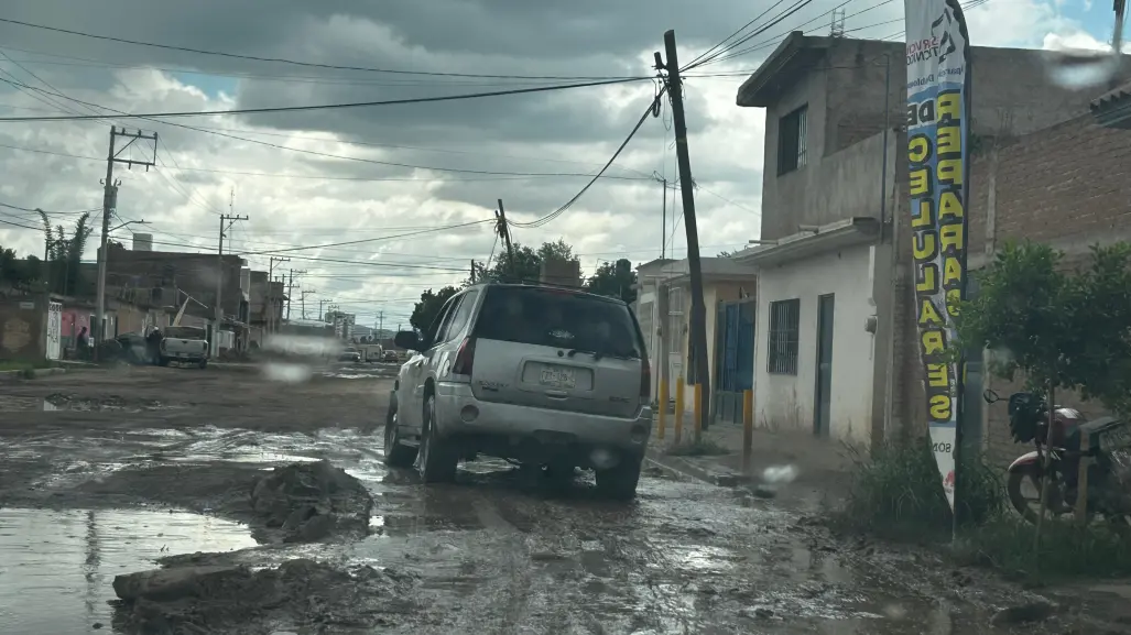 Esta calle de Durango se vuelve intransitable en temporada de lluvias ¿conoces otra?