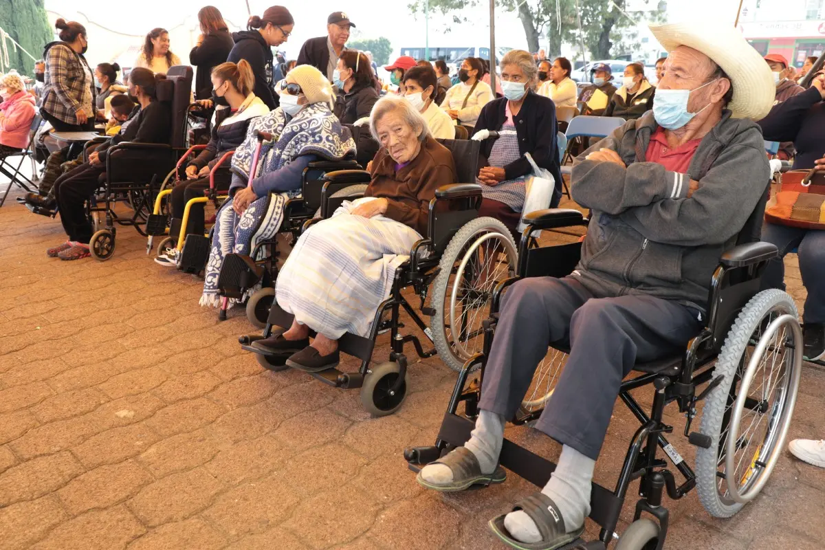 Adultos mayores con aparatos ortopédicos Foto: Sistema Estatal DIF