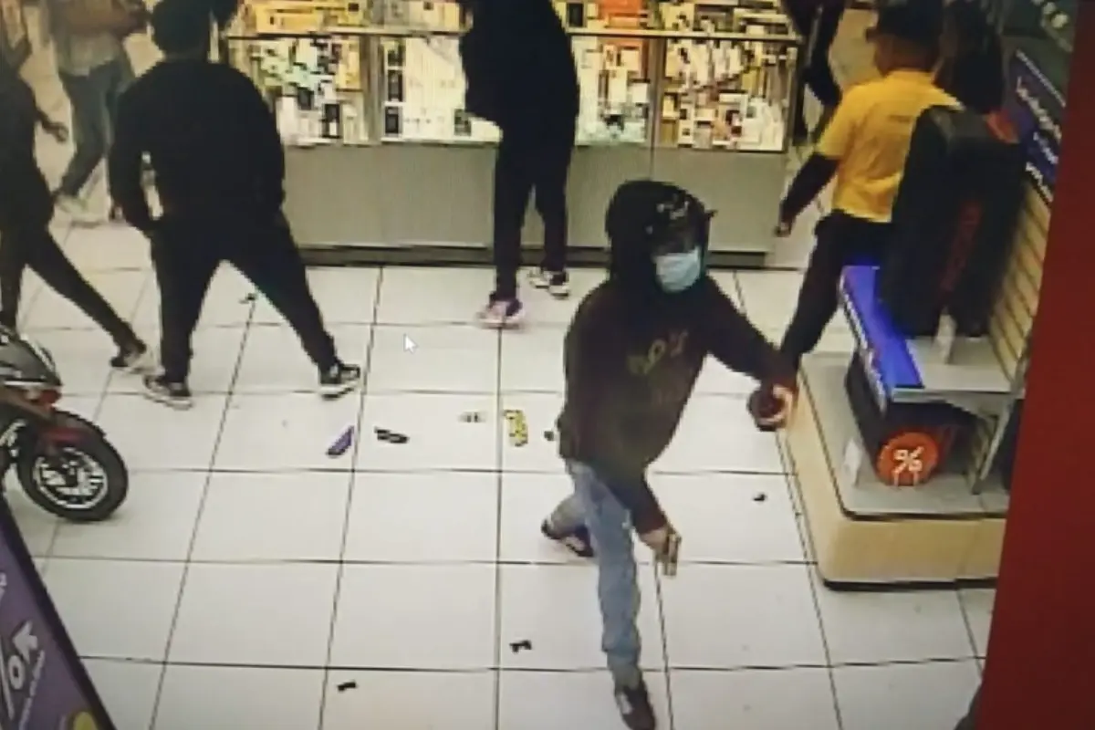 Sujetos con el rostro cubierto ingresan a tienda Coppel a asaltar. Foto: X (@AmaquemeN)