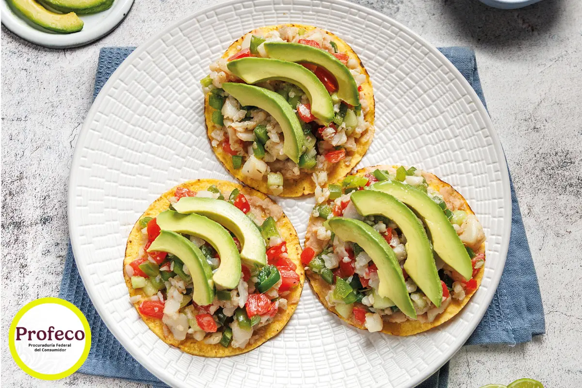 Las tostadas de pescado recomendadas por Profeco se pueden hacer con un presupuesto de 200 pesos. Foto: Profeco | Canva