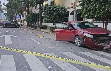 Mujer de la tercera edad muere tras choque en Insurgentes en CDMX; hay dos lesionados y un detenido