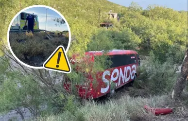 Autobús cae en barranco de Sabinas tras accidente en la carretera 57