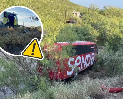 Autobús cae en barranco de Sabinas tras accidente en la carretera 57