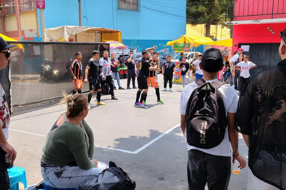 Calle de Iztapalapa cerrada por juego de futbol. Foto: @EnBusquedaCDMX | Canva