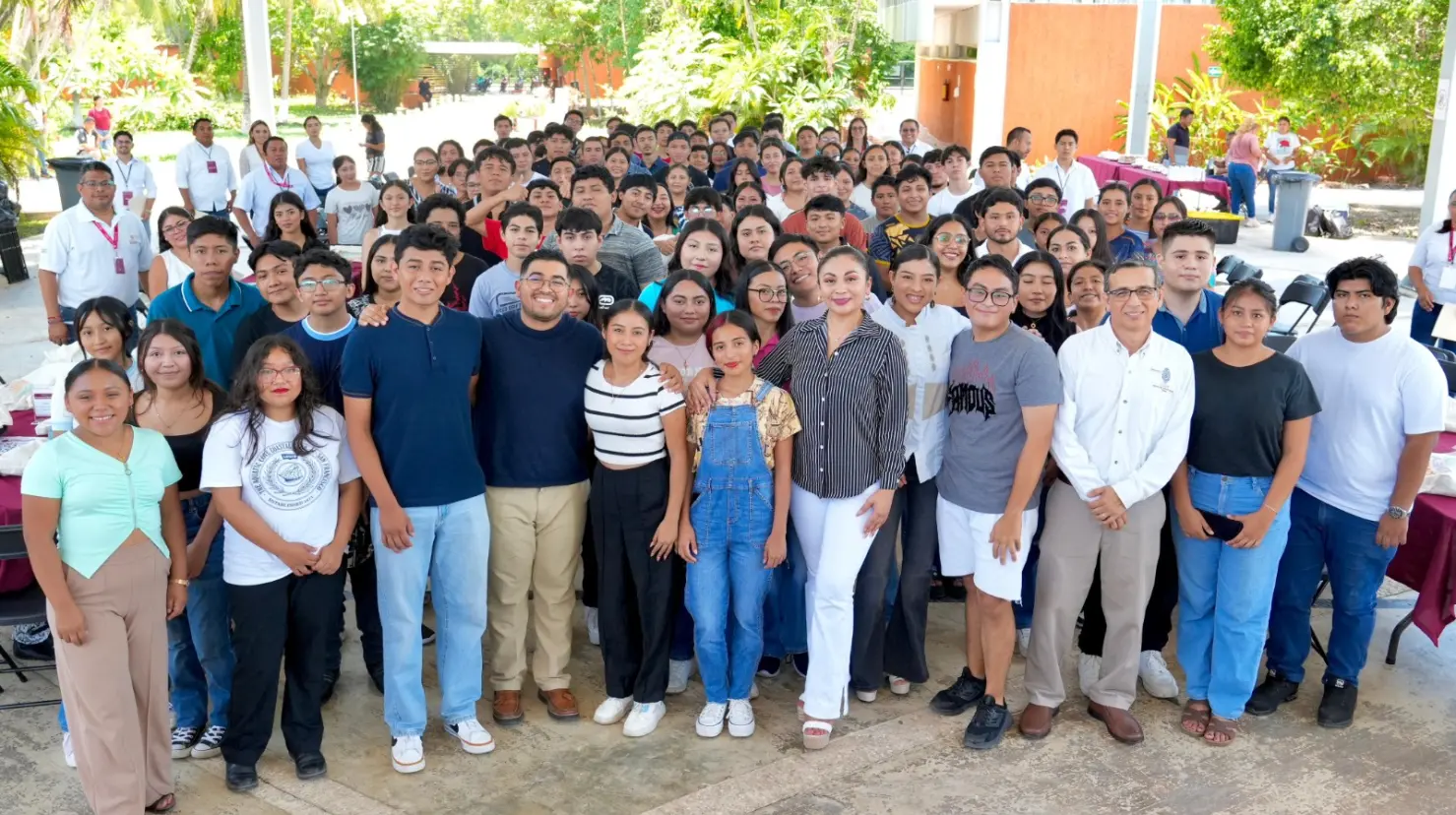 Hace unos días se realizó la quinta y última mesa de consulta de la iniciativa Juventudes Renacimiento en la cuál participaron más de 500 jóvenes yucatecos de diversas instituciones educativas.- Fuente Gobierno del Estado