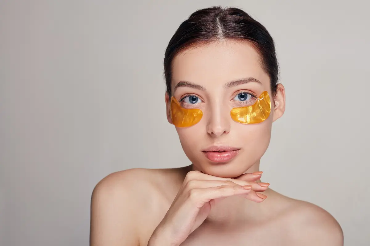 El truco con vinagre de manzana es poco conocido para desinflamar ojeras. Foto: Canva