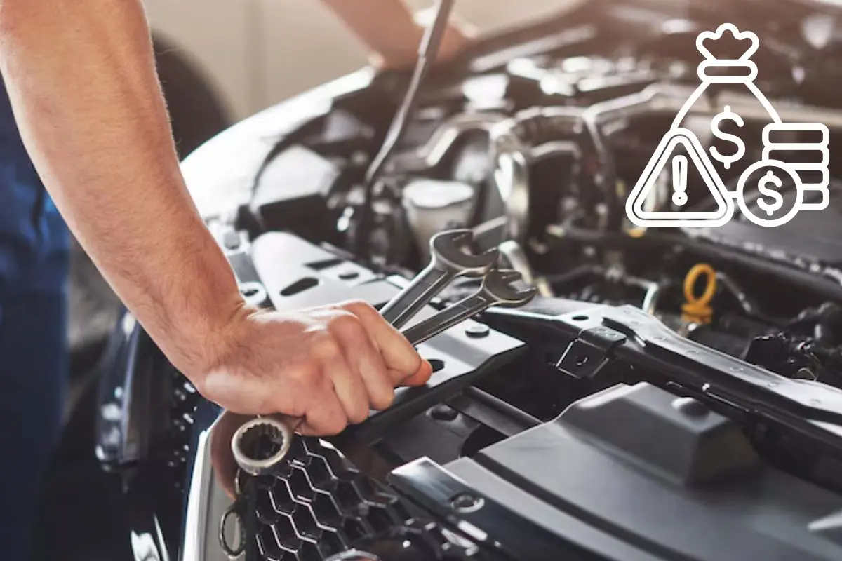 Un hombre revisando un auto, signo de pesos.    Foto: Freepik | Canva