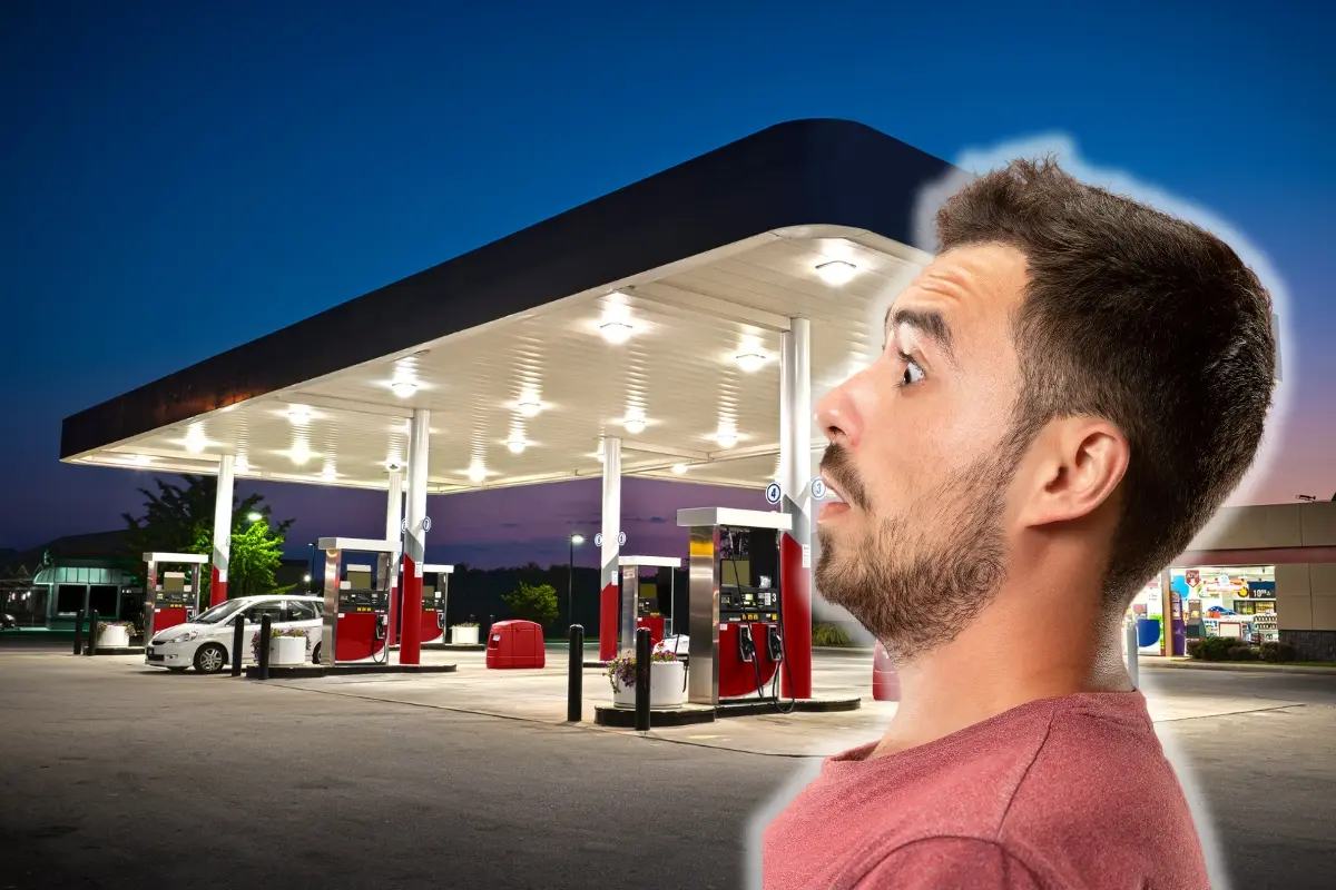 Un estación de gasolina y un hombre asombrado. Foto: Canva