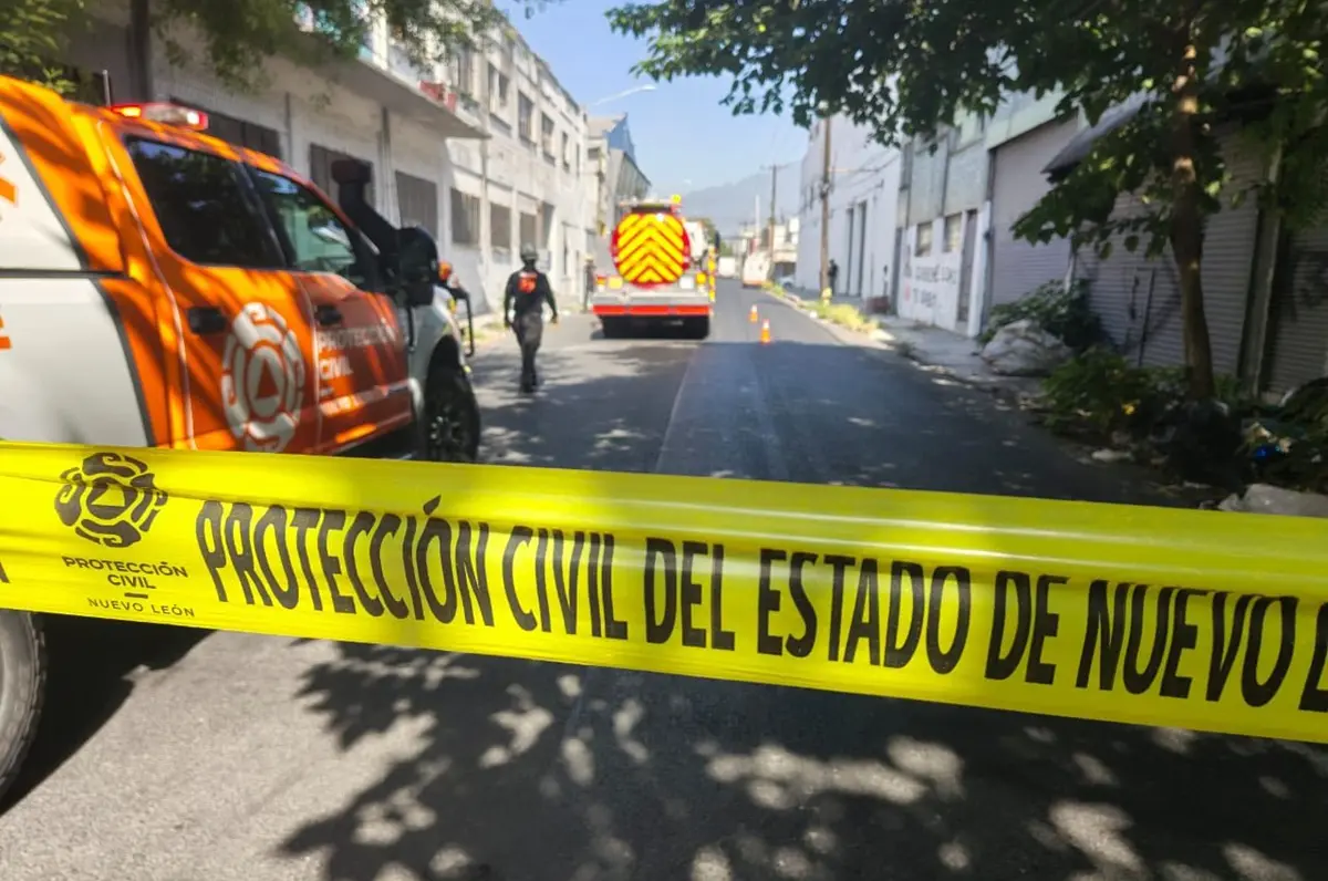 Incendio al interior de una bodega abandonada. Foto: Protección Civil de Nuevo León