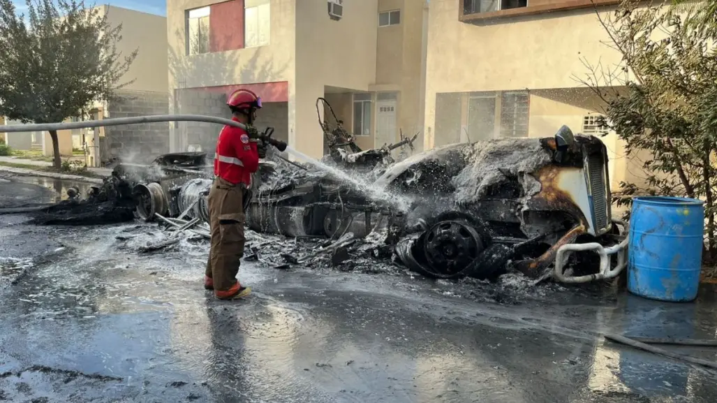 Incendio de tractocamión moviliza a cuerpos de emergencia en Salinas Victoria