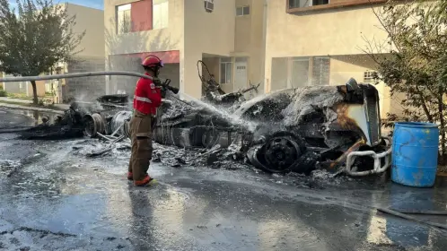 Incendio de tractocamión moviliza a cuerpos de emergencia en Salinas Victoria