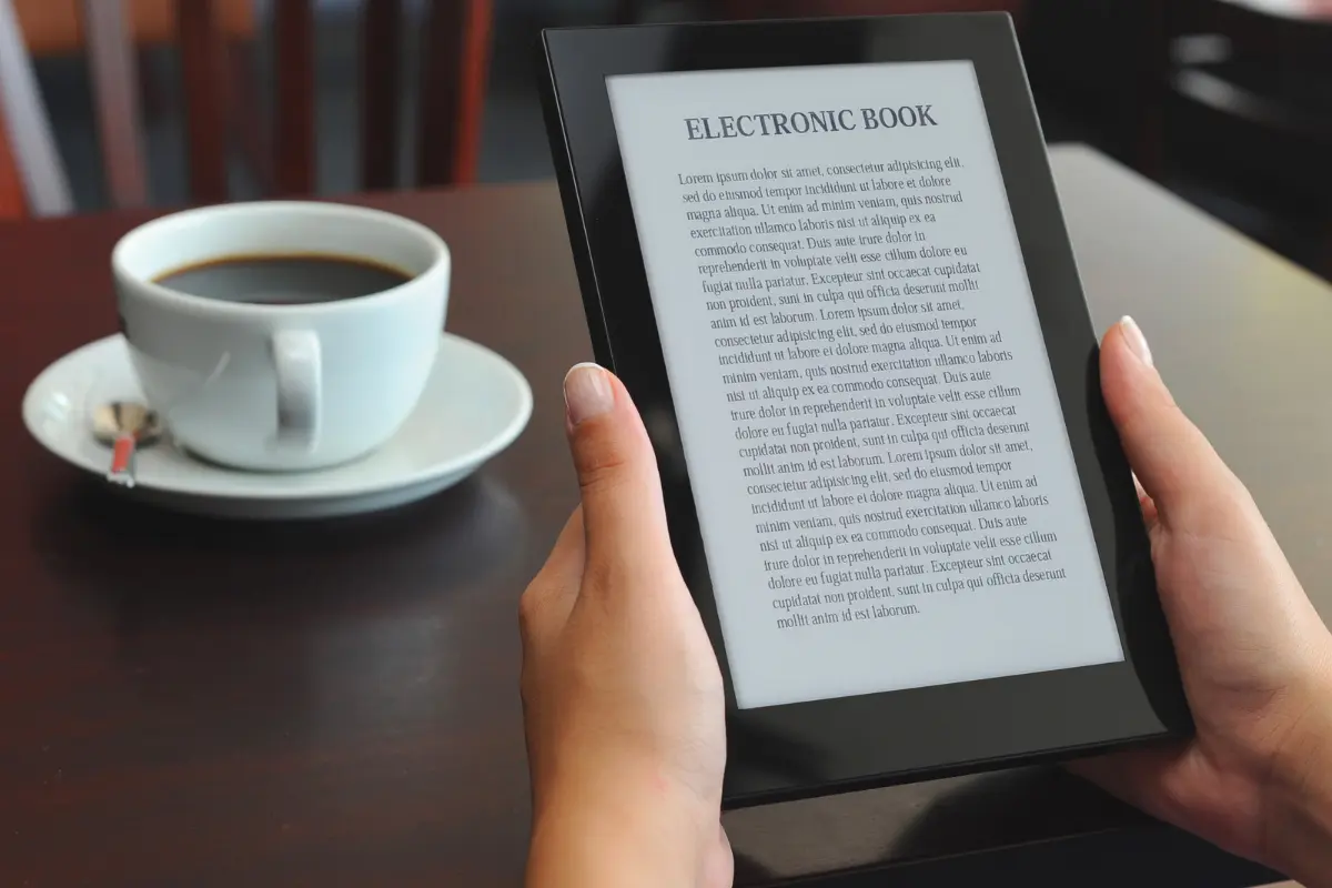 La Inteligencia Artificial comparó Kindle y Kobo para determinar cuál ofrece la mejor experiencia como lector de libros electrónicos. Foto: Canva