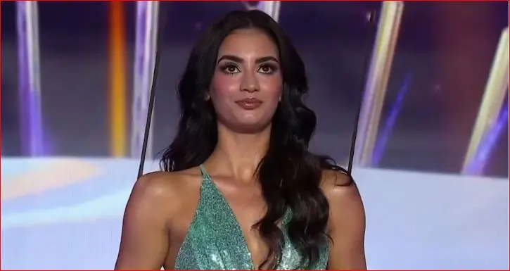 La joven fue socorrida luego de caer al piso mientras participaba en el reality show. Foto: Agencias