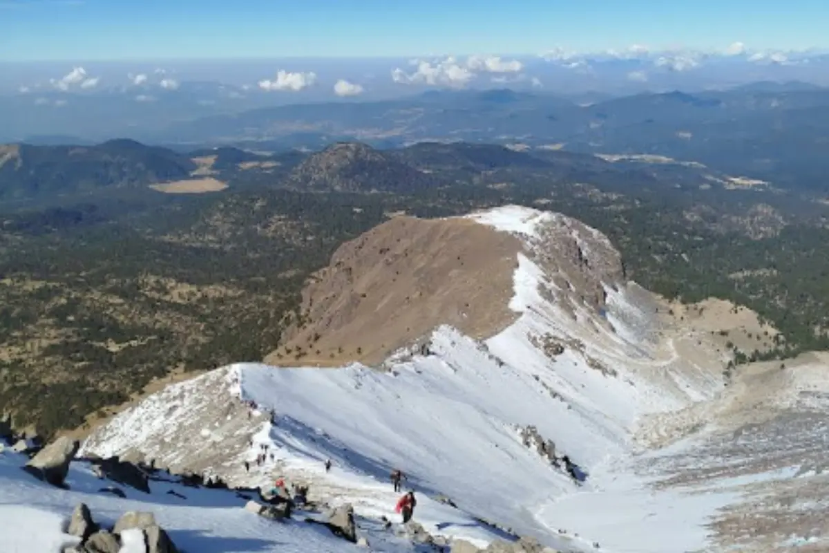 Vista desde lo alto de una montaña con nieve. Foto: Corentin braillon briolle