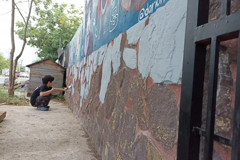 Desde chiquitos y grandes participaron en el mural | Foto: KnProject