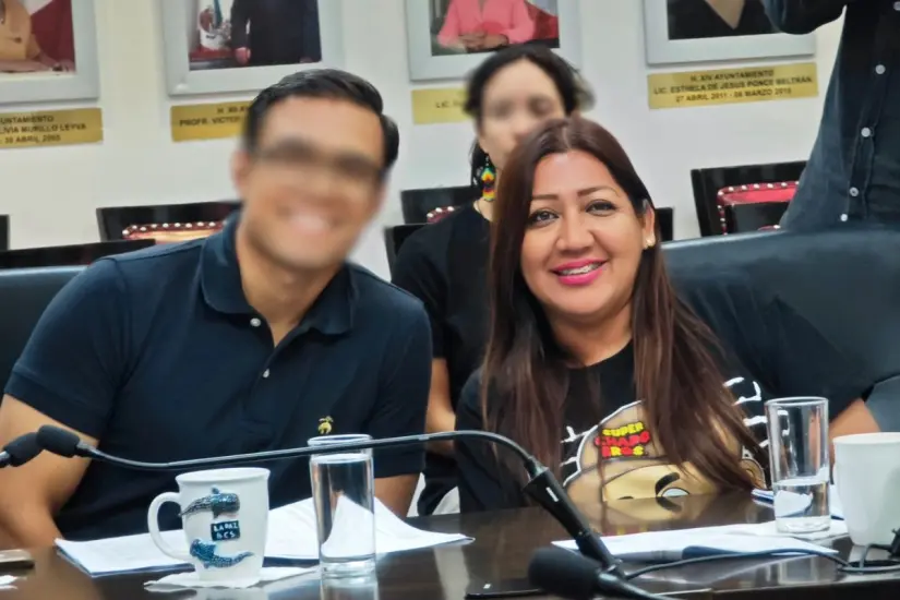 La funcionaria asistió a una sesión de Cabildo usando la playera. Foto: Facebook / María del Carmen Aguilar Mendoza