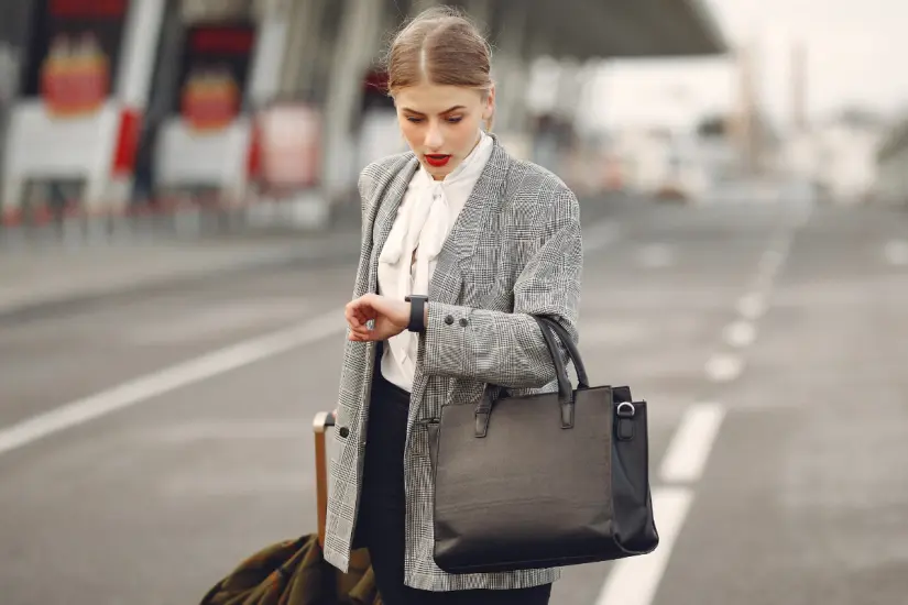 La llegada puntual es un comportamiento que puede destacar rasgos de personalidad y influir en la percepción social de los demás. Foto: Canva