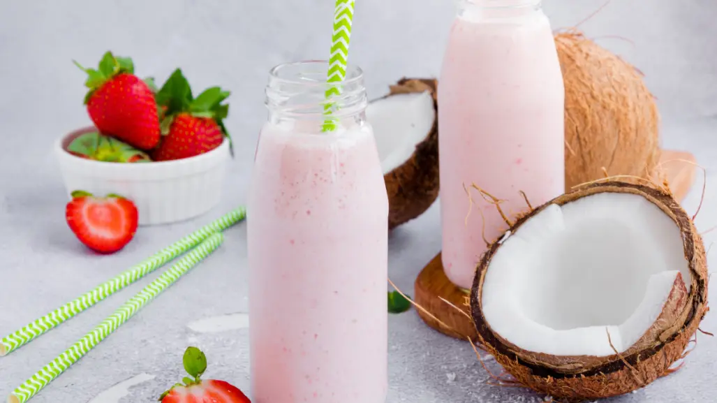 ¿Quieres ganar músculo? Prueba este licuado de proteína con fresa y coco