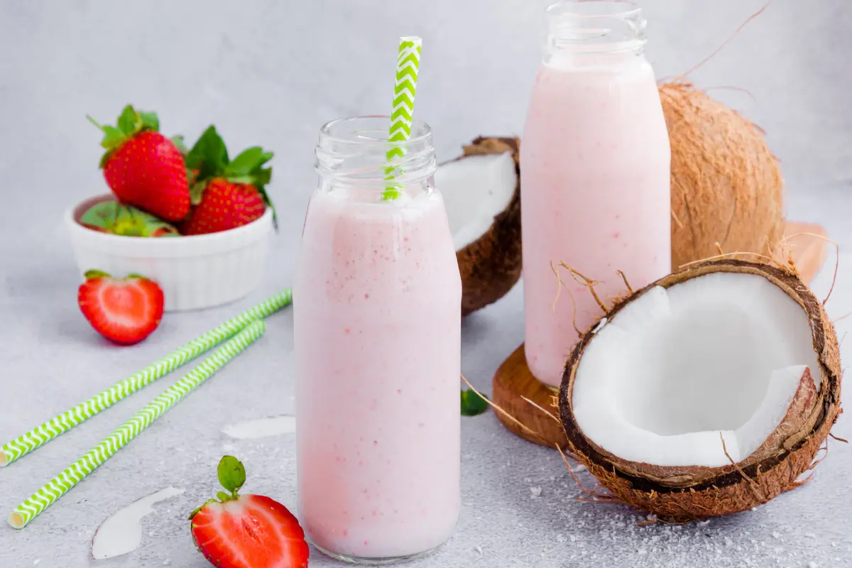 Este delicioso licuado de fresa y coco es ideal para fortalecer tu cuerpo después de un intenso entrenamiento en el gimnasio. Foto: Canva