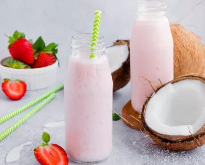 ¿Quieres ganar músculo? Prueba este licuado de proteína con fresa y coco