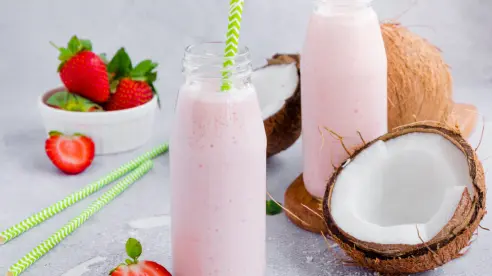 ¿Quieres ganar músculo? Prueba este licuado de proteína con fresa y coco