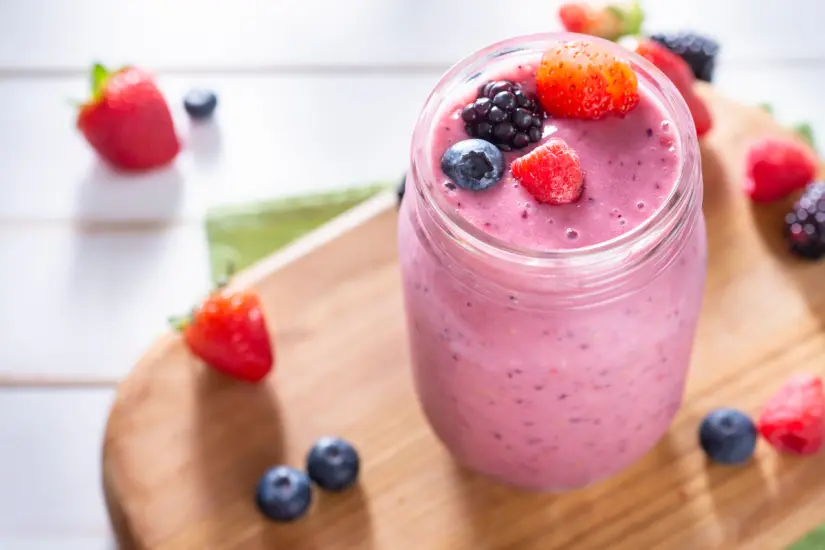 Un licuado de fresa y coco puede ser la clave para aumentar tu masa muscular y recuperar energía tras el ejercicio. Foto: Canva