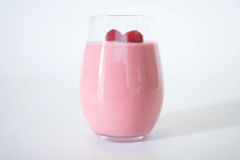 Mejora tu rendimiento físico con un licuado de proteína de fresa y coco que impulsa tu fuerza y recuperación. Foto: Canva
