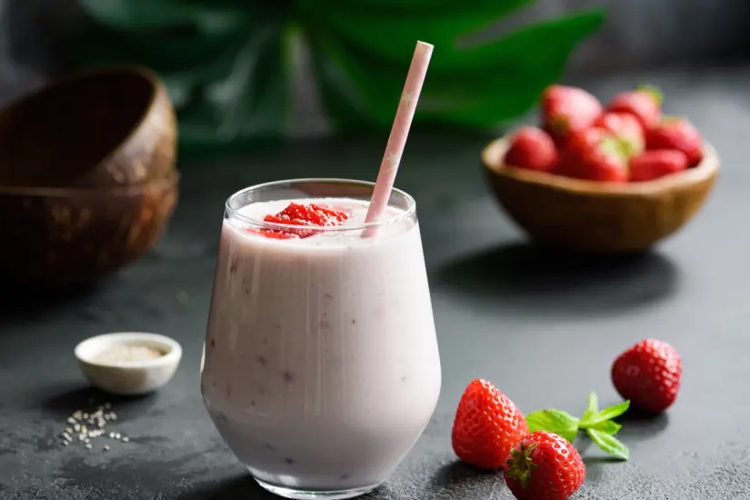 Con este batido de fresa y coco, tendrás la energía y proteína necesaria para potenciar tu entrenamiento y crecimiento muscular. Foto: Canva
