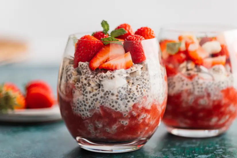 Preparar un nutritivo licuado de proteína con fresa y coco te ayudará a ganar masa muscular de manera efectiva. Foto: Canva