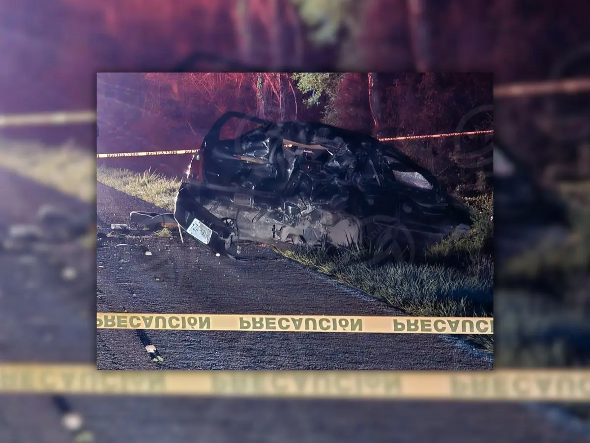 Una persona perdió la vida el pasado domingo por la madrugada luego que el auto en el que  viajaba chocara contra un muro en la carretera Hunucmá-Tetiz.- Fuente Clave 50 Noticias