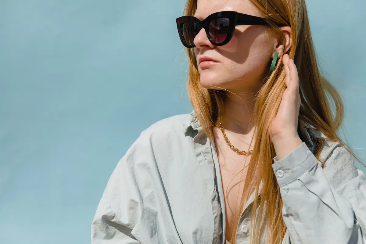 Usar gafas de sol es una elección común que puede reflejar diversas motivaciones psicológicas en la vida diaria. Foto: Canva