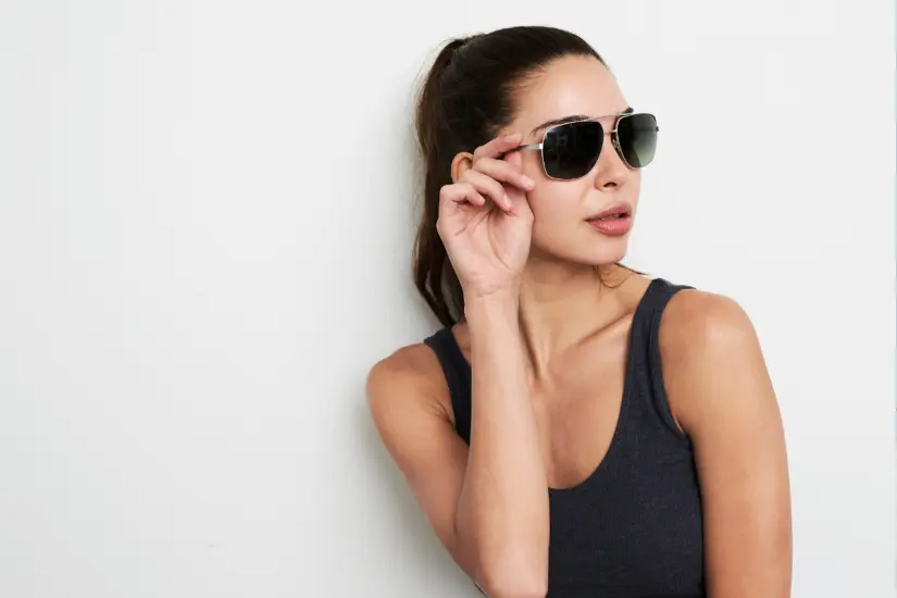 La obsesión por las gafas de sol puede señalar características psicológicas específicas de quienes las utilizan constantemente. Foto: Canva