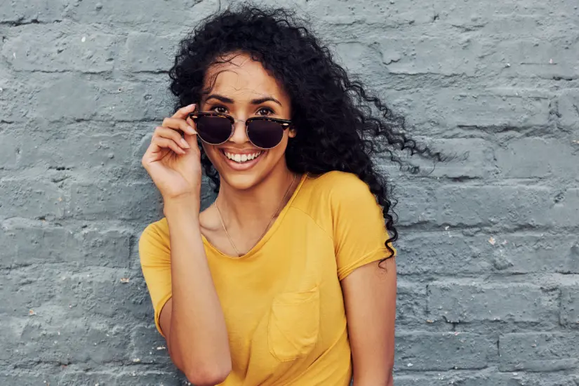 Algunos individuos eligen siempre llevar gafas de sol, una decisión que puede estar relacionada con su estado emocional. Foto: Canva