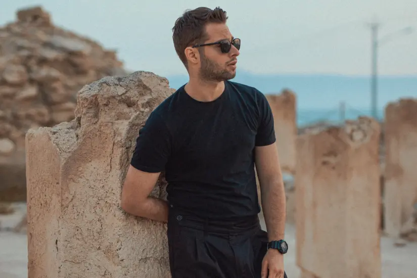 La elección de usar gafas de sol de manera constante refleja patrones de comportamiento y autoestima según los expertos. Foto: Canva