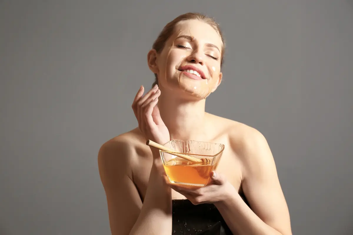 Vinagre y miel, una combinación que dejará tu rostro limpio e hidratado. Foto: Canva