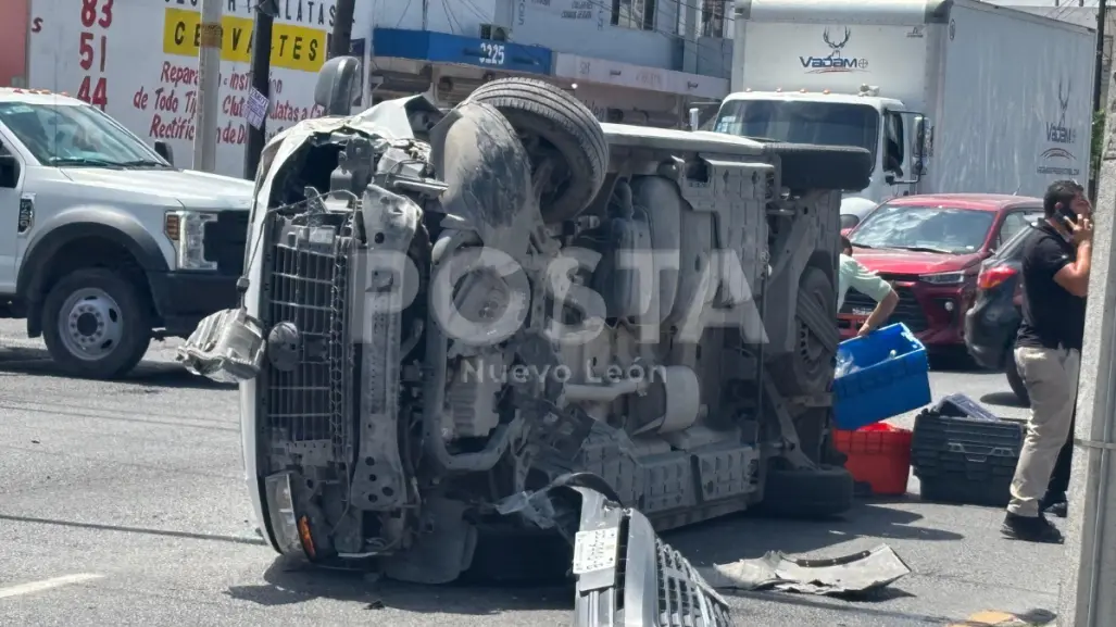 Volcadura en Monterrey deja un lesionado