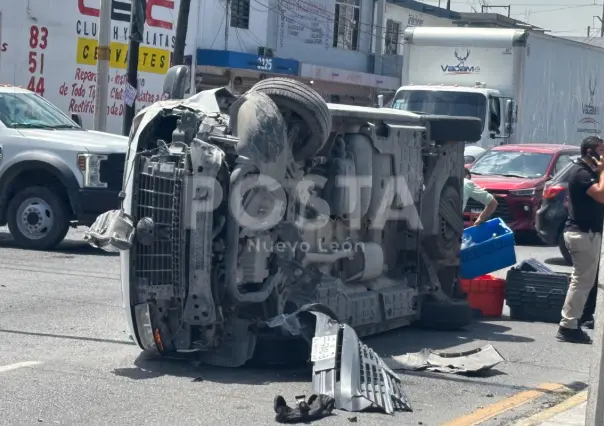 Volcadura en Monterrey deja un lesionado