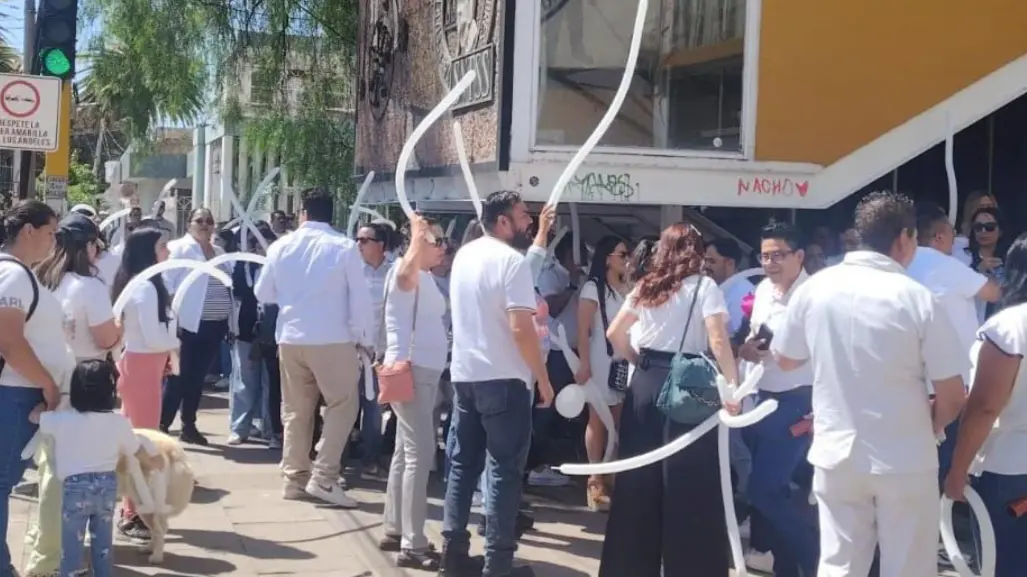 Protestan empleados del IMSS; se plantan frente al Sindicato
