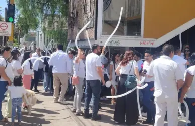 Protestan empleados del IMSS; se plantan frente al Sindicato 