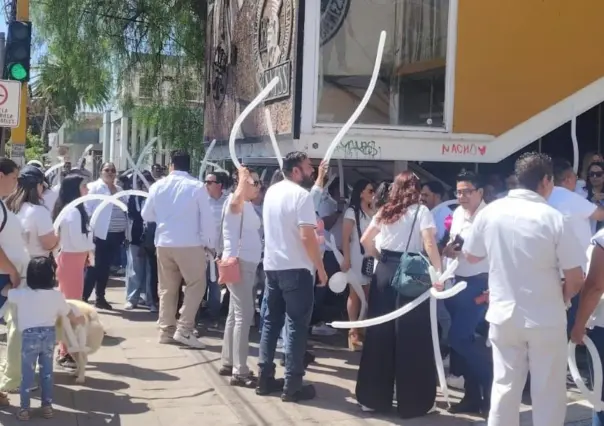 Protestan empleados del IMSS; se plantan frente al Sindicato 