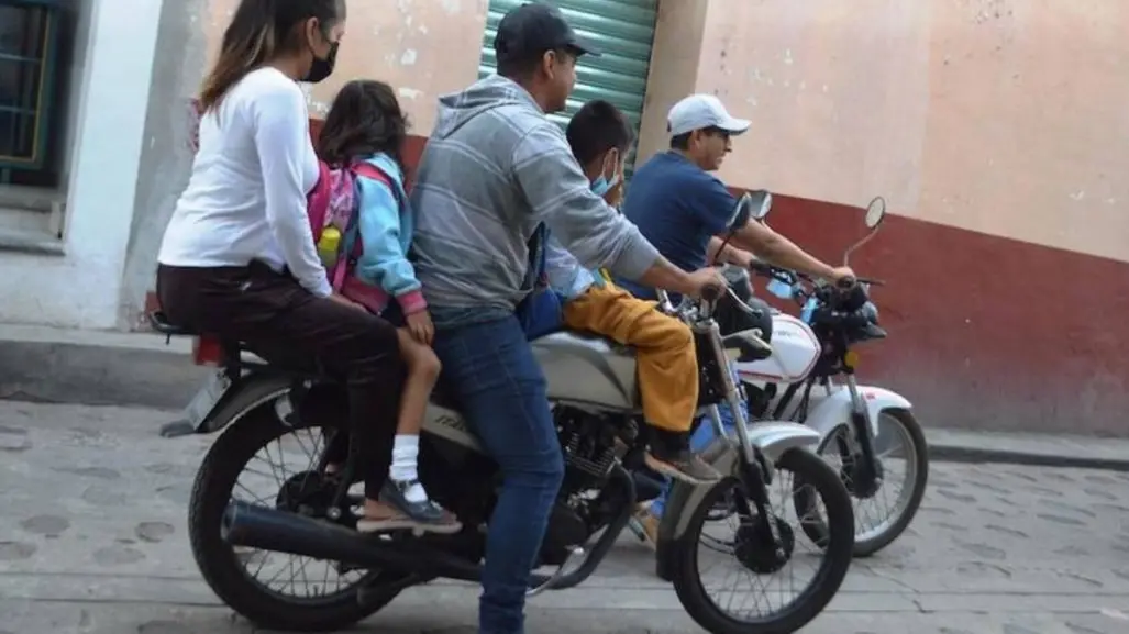 Esta es la costosa multa en CDMX por manejar moto con exceso de pasajeros