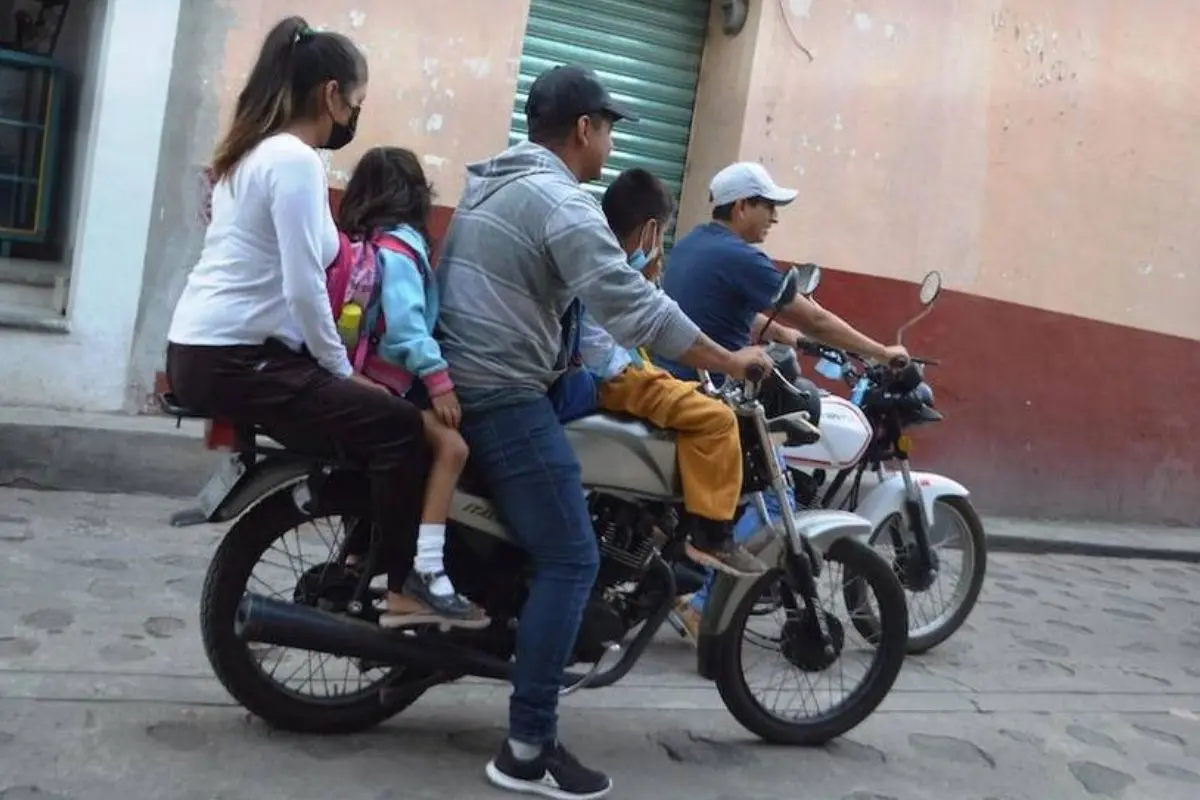 Personas viajando en una motocicleta en CDMX. Foto: X (@CentroUrbano)