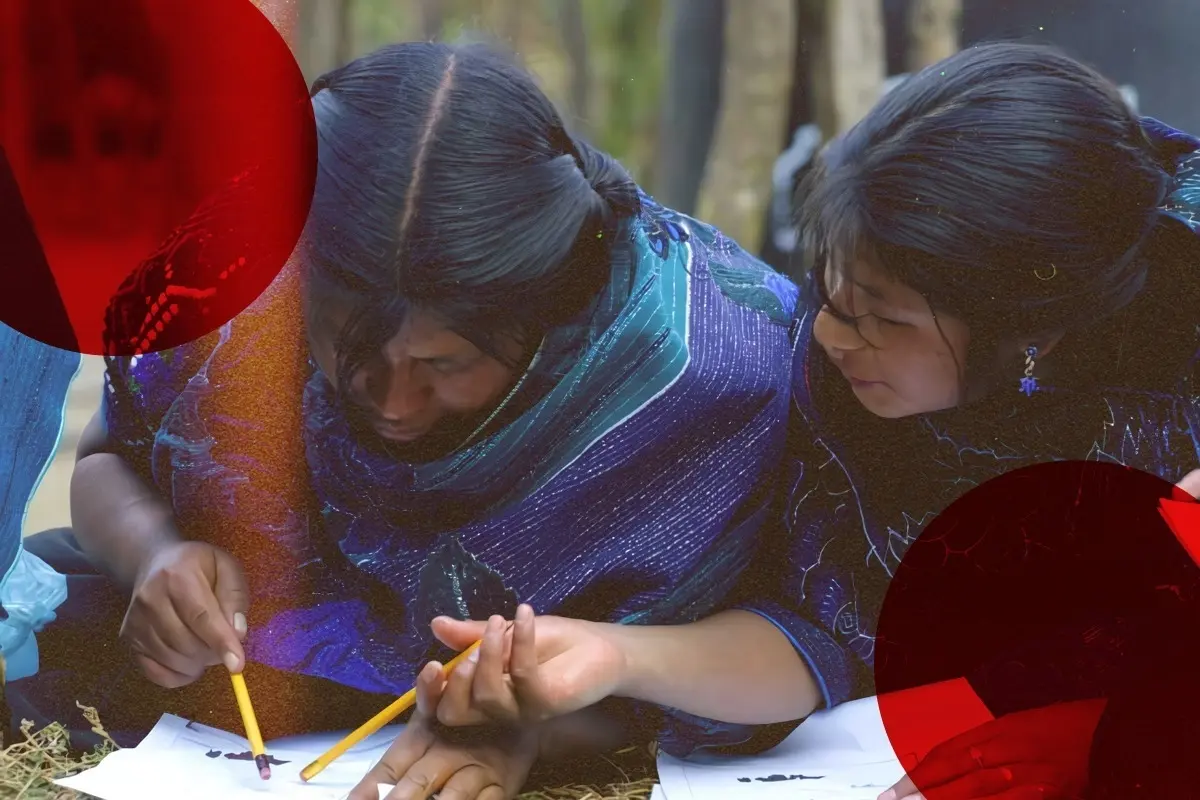 Mujeres indígenas leyendo Foto: Jafet Moz