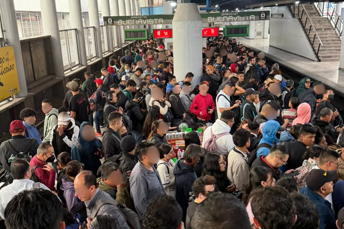 Usuarios del STC Metro CDMX en Línea B. Foto: X (@notpalomacf)