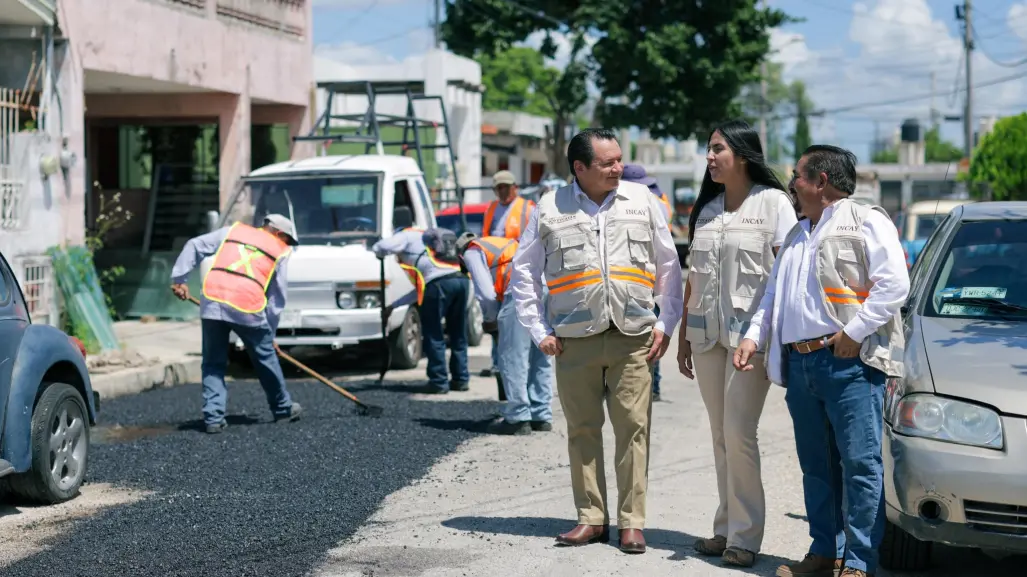 Gobierno de Yucatán realiza labores de bacheo en calles de la colonia Las Águilas de Mérida