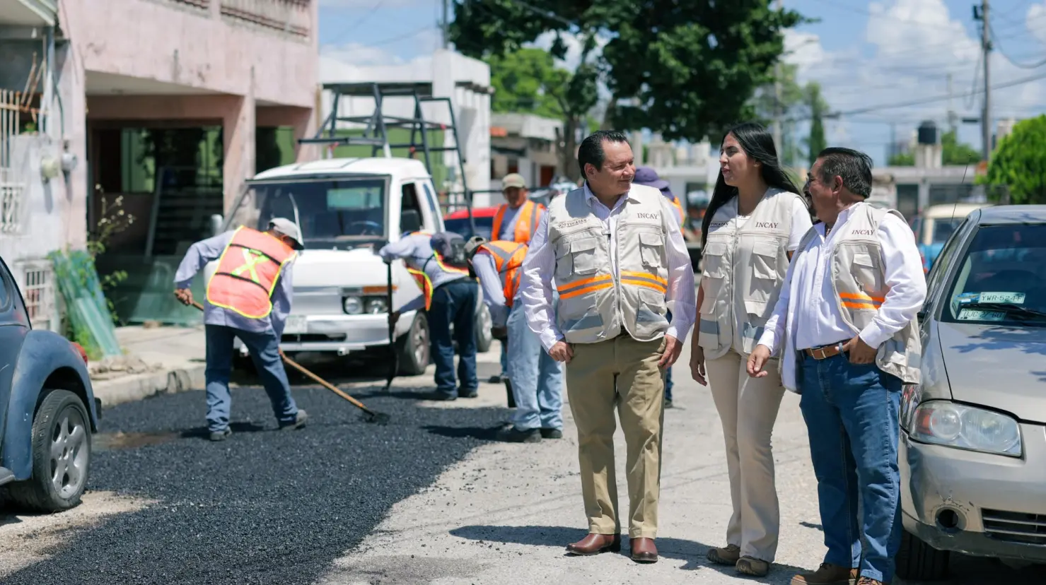 El gobernador de Yucatán, Joaquín Díaz Mena, realizó la supervisión de los trabajos de reparación de calles en la colonia Las Águilas de Mérida que forman parte del Plan Bienestar.- Fuente Gobierno del Estado