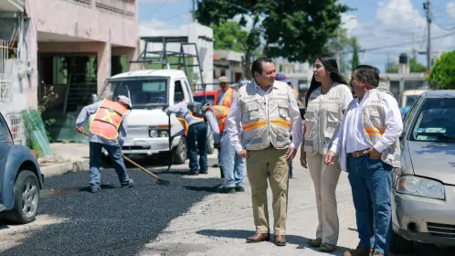 Gobierno de Yucatán realiza labores de bacheo en calles de la colonia Las Águilas de Mérida
