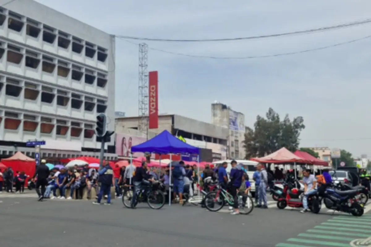 Bloqueo de calles en CDMX por manifestantes.     Foto: X (@OVIALCDMX)