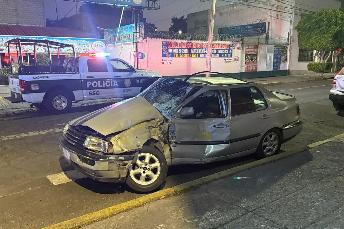 Auto compacto se pasa el alto y choca contra autobús en GAM. Foto: Ramón Ramírez | Canva